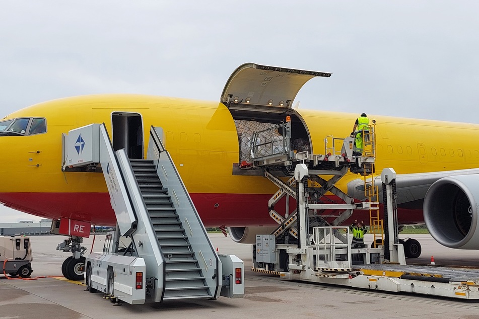 Ein Flugzeug wurde am Freitag mit Hilfsgütern für Libyen beladen.