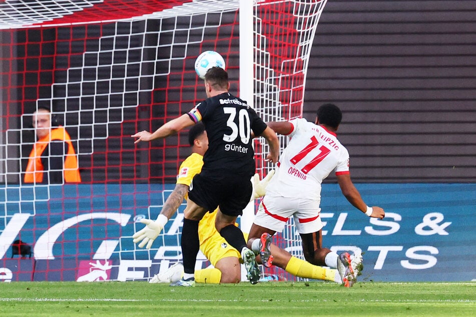 RB Leipzig ließ schon nach wenigen Minuten gute Chancen liegen. Lois Openda war nahe am 1:0 dran.