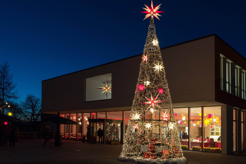Kleine Sternenspitze bald ganz groß: Der Herrnhuter Weihnachtsstern könnte Modell für das geplante Besucher- und Erlebniszentrum stehen.