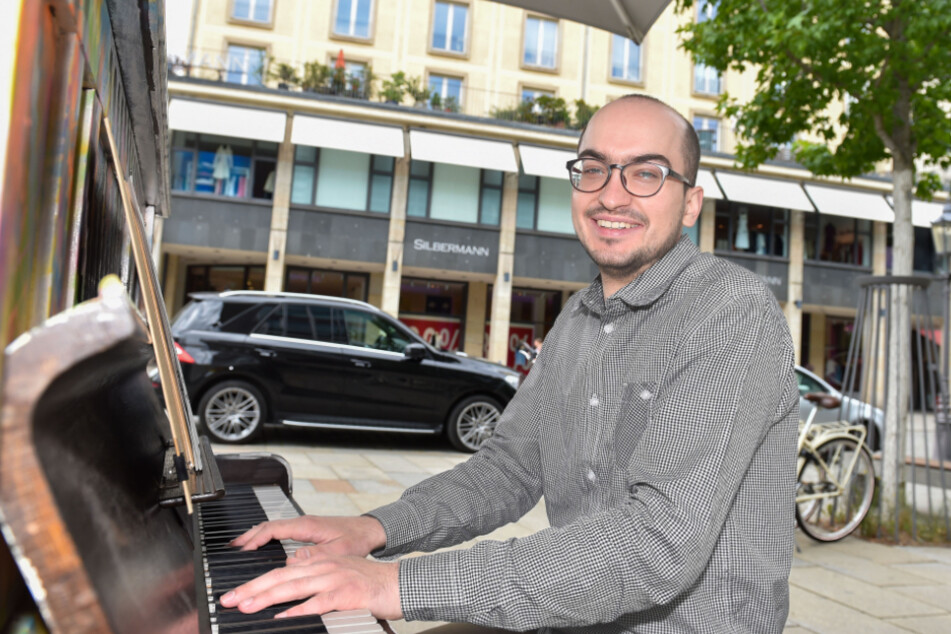 Robert Marchewka (27) kam aus Leipzig nach Dresden, um an einem am Kulturpalast aufgestellten Klavier ein Schumann-Stück darzubieten.