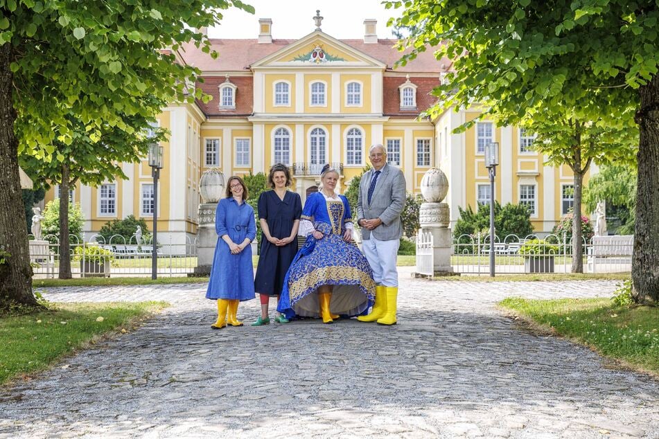 Heißen Besucher willkommen (v.l.): die Kuratorinnen Sabine Peinelt (40) und Antje Borrmann (45), Historien-Darstellerin Annett Meichsner (56, als Gattin des Erbauers Ferdinand von Knoch) und Schlösserland-Chef Christian Striefler.
