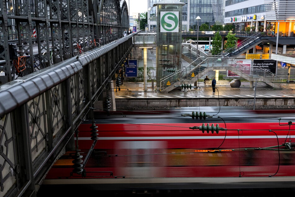 Ein Mann ist in den Gleisen bei der Hackerbrücke in München umhergeirrt.