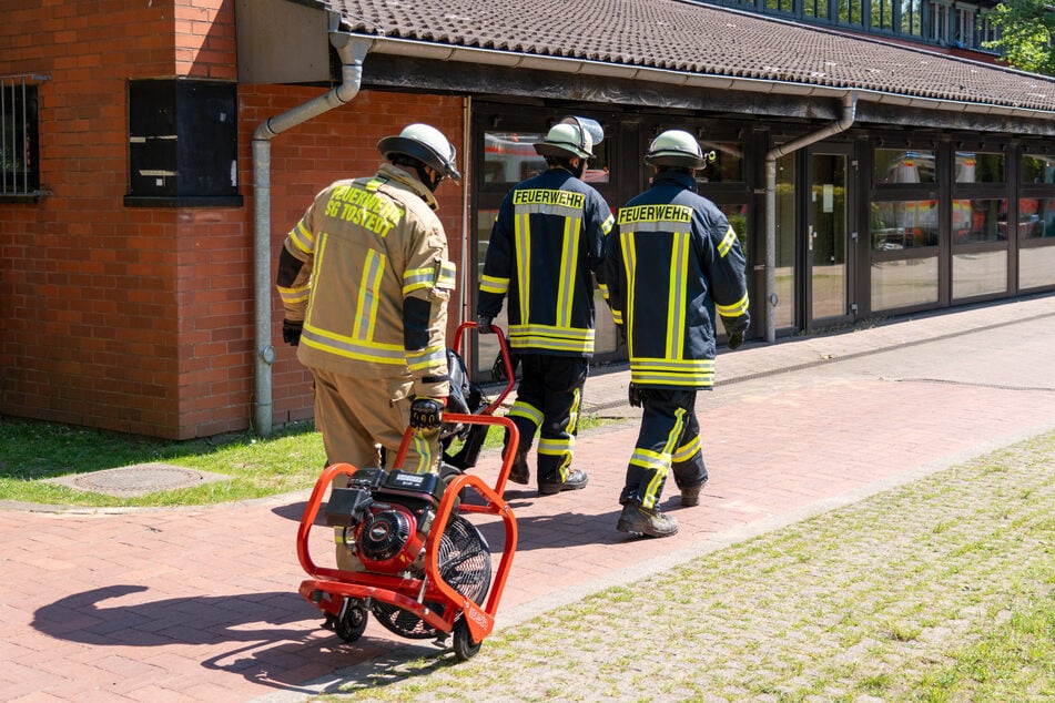 Die Feuerwehr war am heutigen Montag an einer Schule in Tostedt im Einsatz. Dort wurden mehrere Schüler durch Reizgas verletzt.