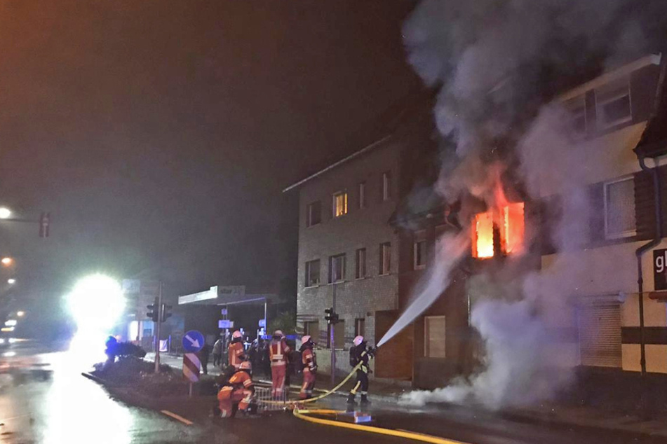 Auch die Wohnungen unter und über der Brandwohnung sind vorerst nicht mehr bewohnbar.