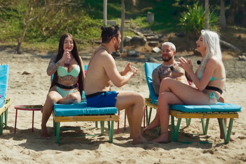 Sharon (25), Markus (32), Cris (28) und Nele (25, v.l.n.r.) beim großen Wiedersehen am Strand.