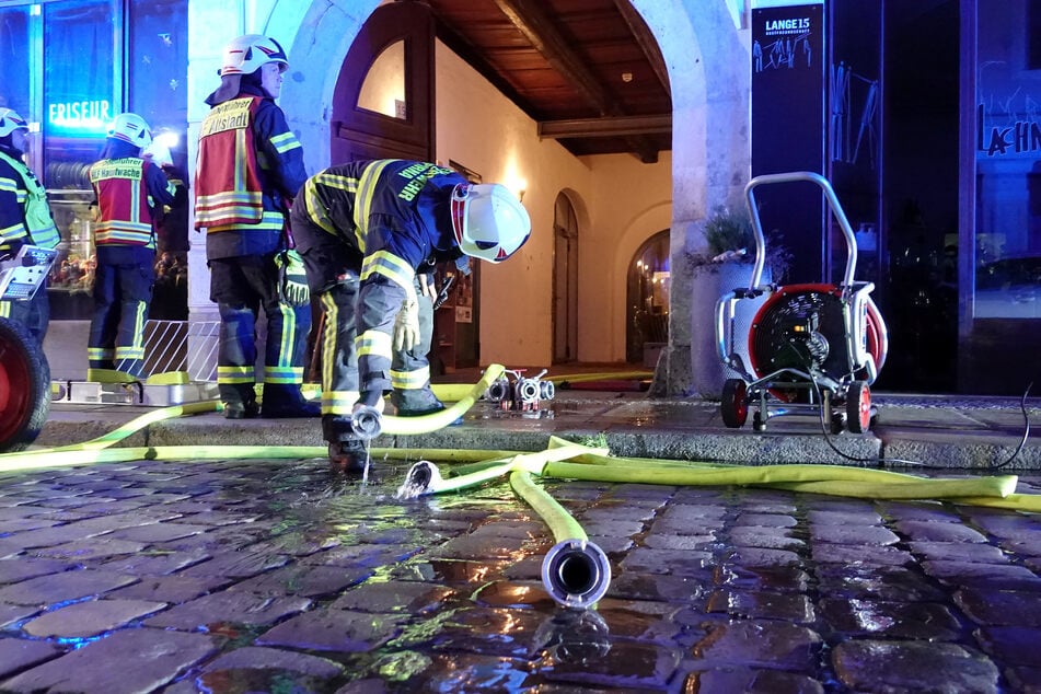 In Windeseile legten die Feuerwehrleute eine Wasserversorgung gegen den Fettbrand.