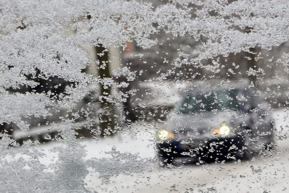 Dresden: Autoscheibe in Gorbitz mit Schnee bedeckt - dann entdeckt die Polizei Drogen