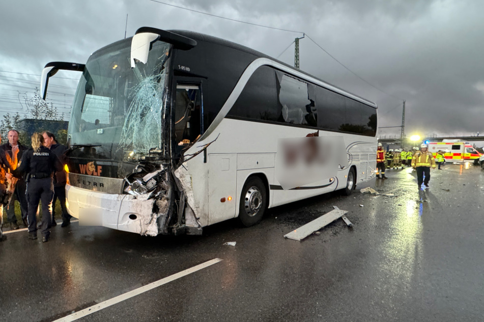 Die Insassen des Busses kamen größtenteils unverletzt davon.