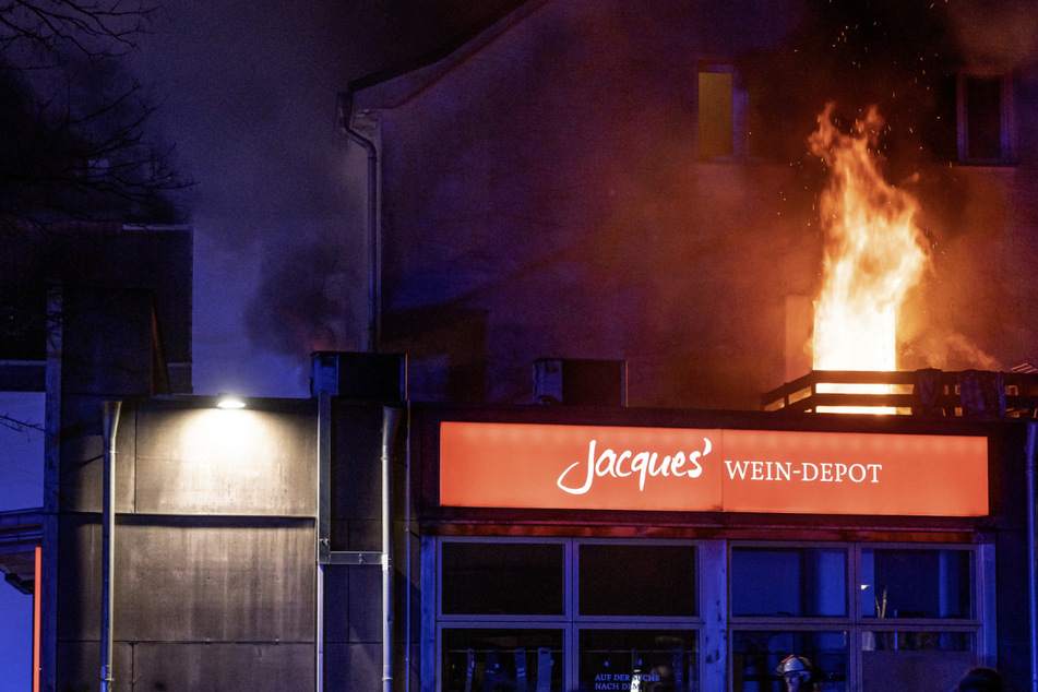 Frankfurt: Wohnhaus brennt lichterloh: Feuerwehr rettet Person aus den Flammen