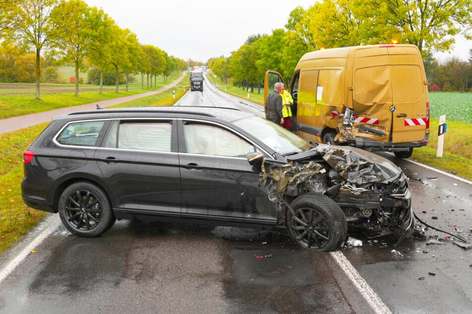 Vollsperrung nach schwerem Unfall mit Baustellenfahrzeug am Störmthaler See