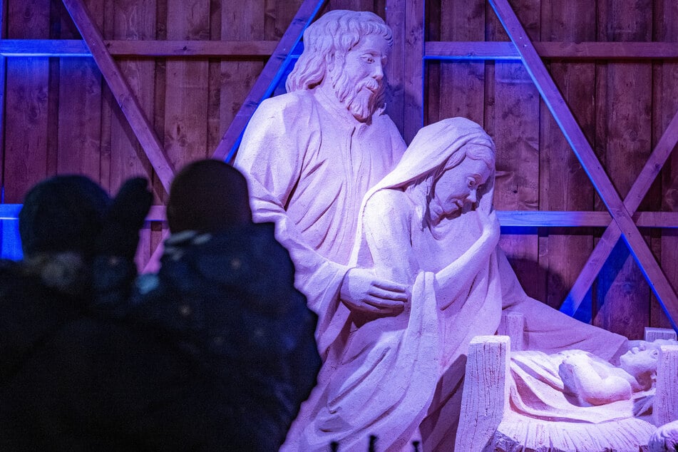 Die überlebensgroße Krippe kann man bis zum 6. Januar in Deggendorf bestaunen.