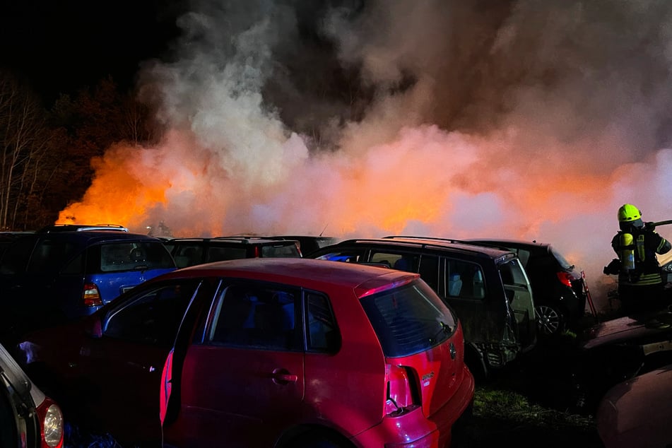 Auf dem Gelände einer Autoverwertung in Rotenburg (Wümme) brach am frühen Sonntagmorgen ein Großfeuer aus.