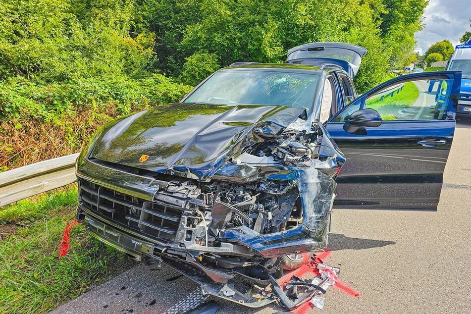 Der Porsche wurde schwer beschädigt und abgeschleppt.