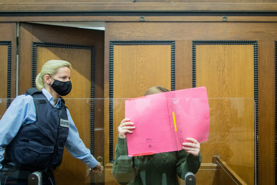 Im Mordfall Greta (3) hat der Prozess gegen eine Kita-Erzieherin begonnen. Die Angeklagte hat angekündigt, eine Erklärung abzugeben.