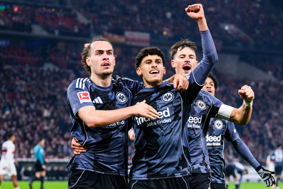 Auch Arthur Theate (l.) wird Frankfurt verlassen; zunächst auf Leihbasis zum FC Bologna.