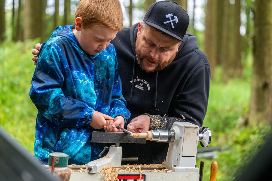 Millimeterarbeit unter Meisterhand: Markus Füchtner zeigt Lio (6), wie das Drechseleisen sicher geführt wird.