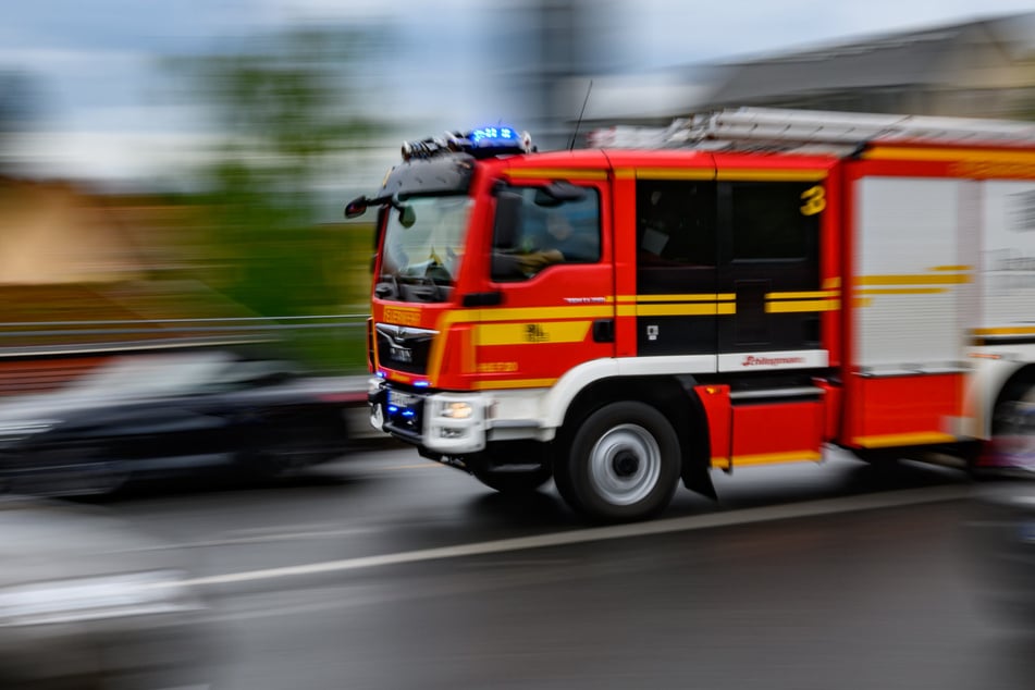 Brennendes Moped im Hinterhof: Polizei ermittelt gegen mehrere Personen