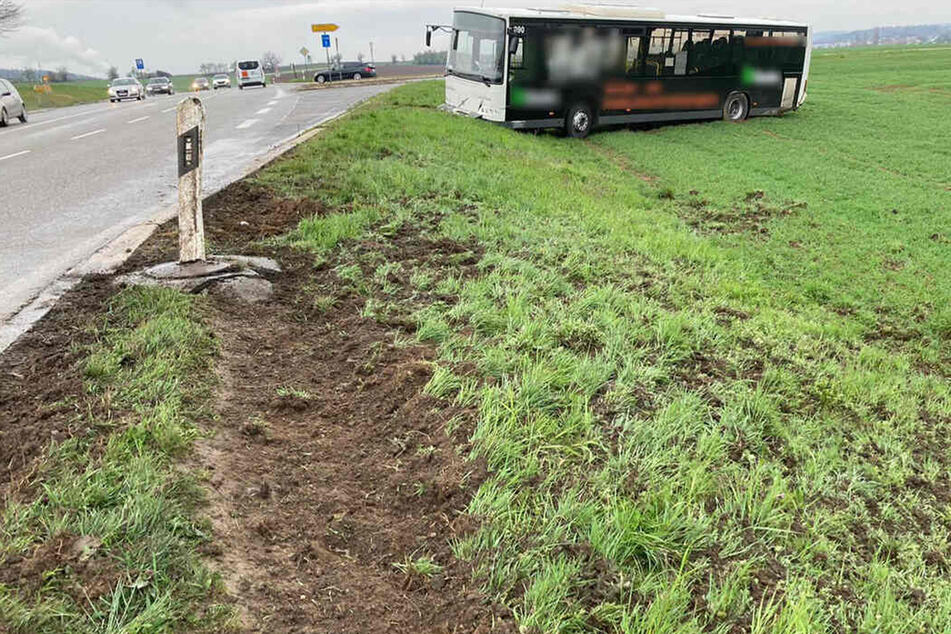 Betrunkener Fahrer verliert Kontrolle über Linienbus