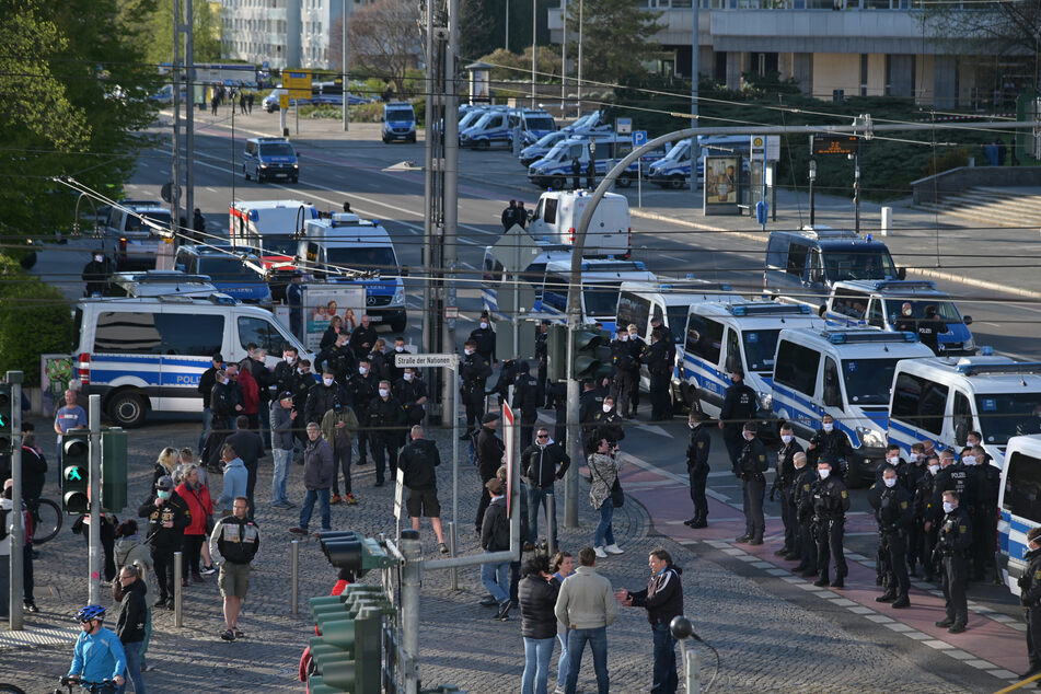 Im April 2020 demonstrierte "Pro Chemnitz" am Karl-Marx-Kopf gegen die Corona-Maßnahmen. Auch damals kam es zu einem Großaufgebot der Polizei. Die Veranstaltung war allerdings genehmigt.