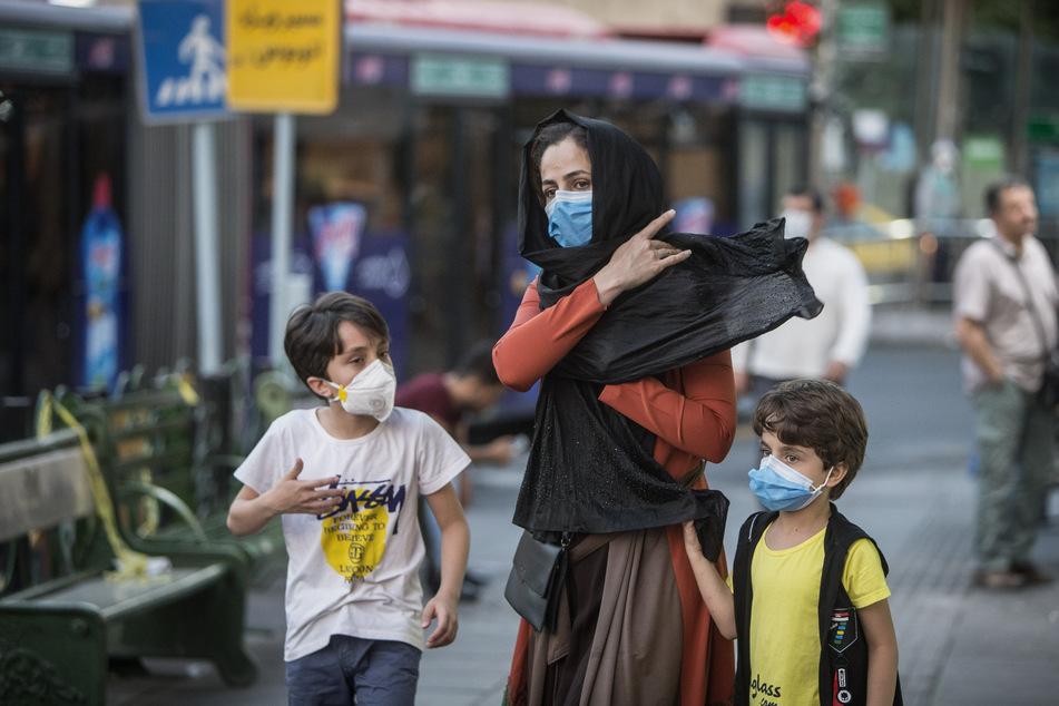 Wer sich im Iran nicht an die Corona-Regeln hält muss umgerechnet bis zu sechs Euro Strafe bezahlen.