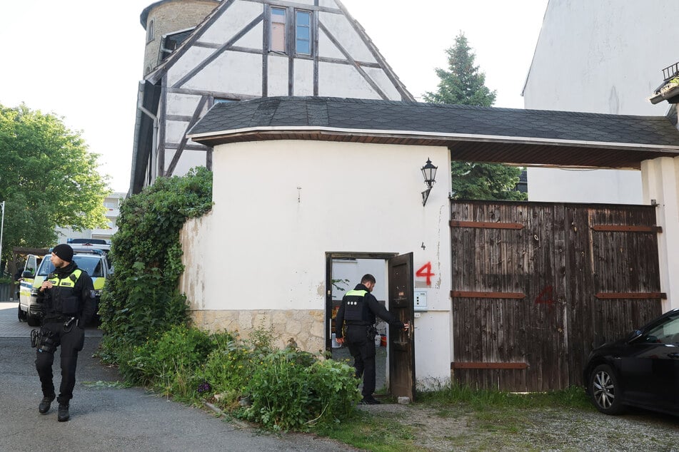 In diesem Gebäude im Thüringischen Gera soll es mehrfache Treffen der Reichsbürgerszene gegeben haben. Es wurde am Dienstagmorgen ebenfalls durchsucht.