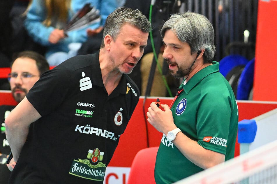 Nur zu Beginn lenkte sich Alex Waibl (58, l.) durch Diskussionen mit den Schiedsrichtern selbst ab.