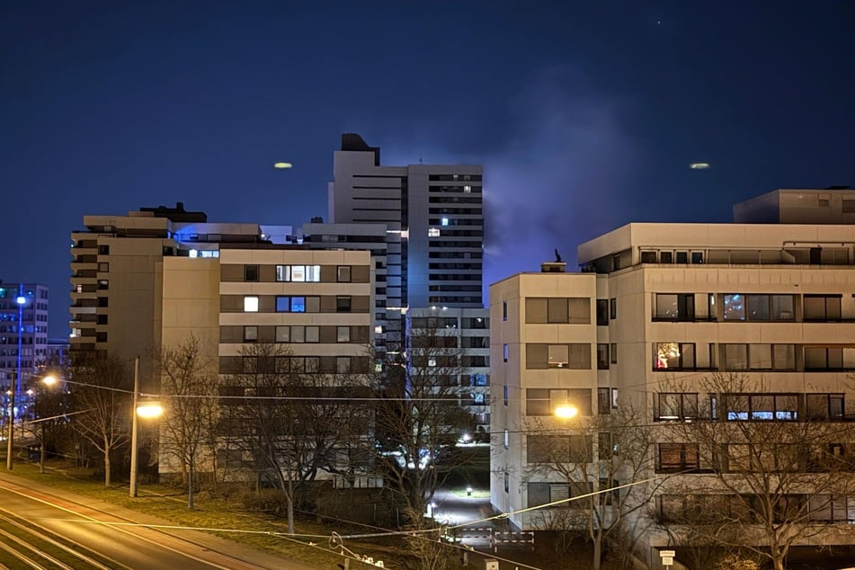 Auch aus der Ferne war der dichte Rauch aus dem Wohnkomplex an der Norikerstraße zu sehen.