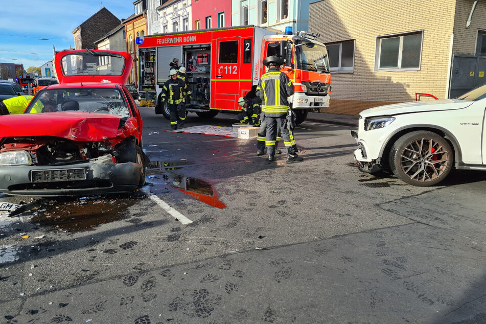 Heftiger Unfall in Bonn: Fahrer eingeklemmt, Auto alarmiert selbst die Feuerwehr