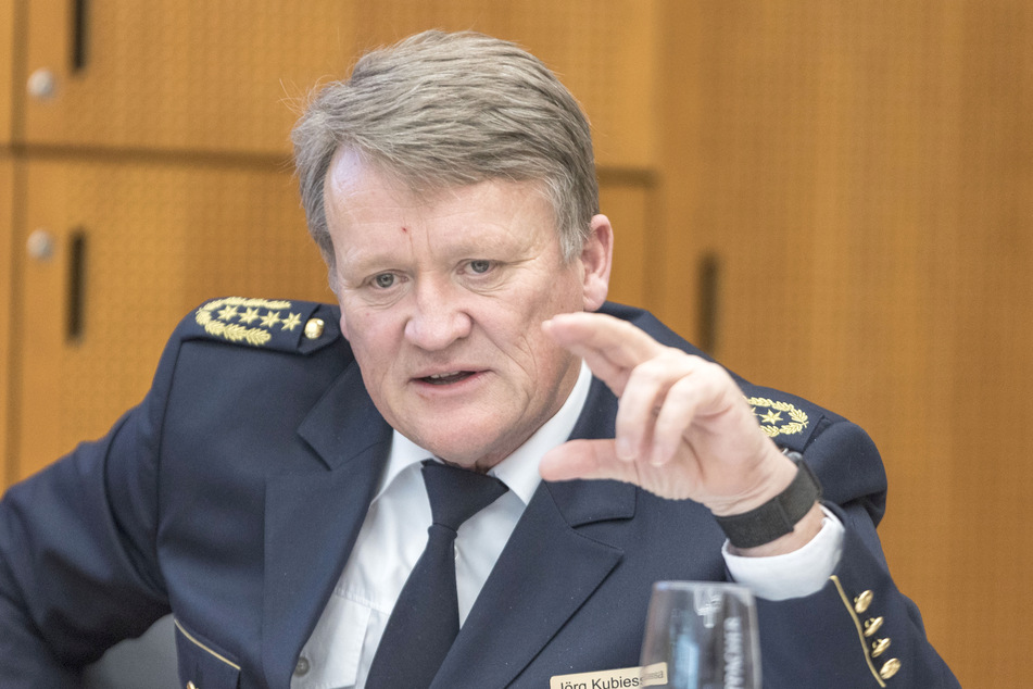 Landespolizeipräsident Jörg Kubiessa (59).