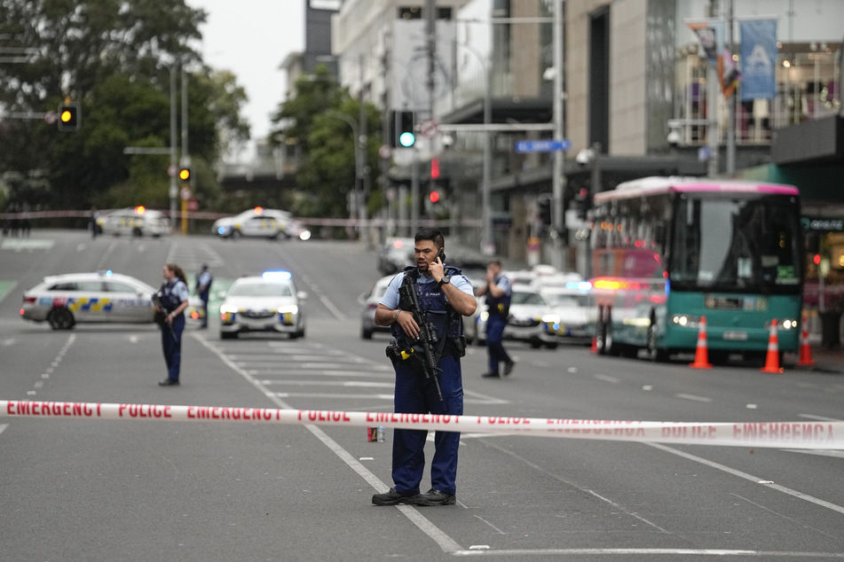 Neuseeländische Polizisten riegeln per Straßensperre den Tatort im zentralen Geschäftsviertel Aucklands ab.