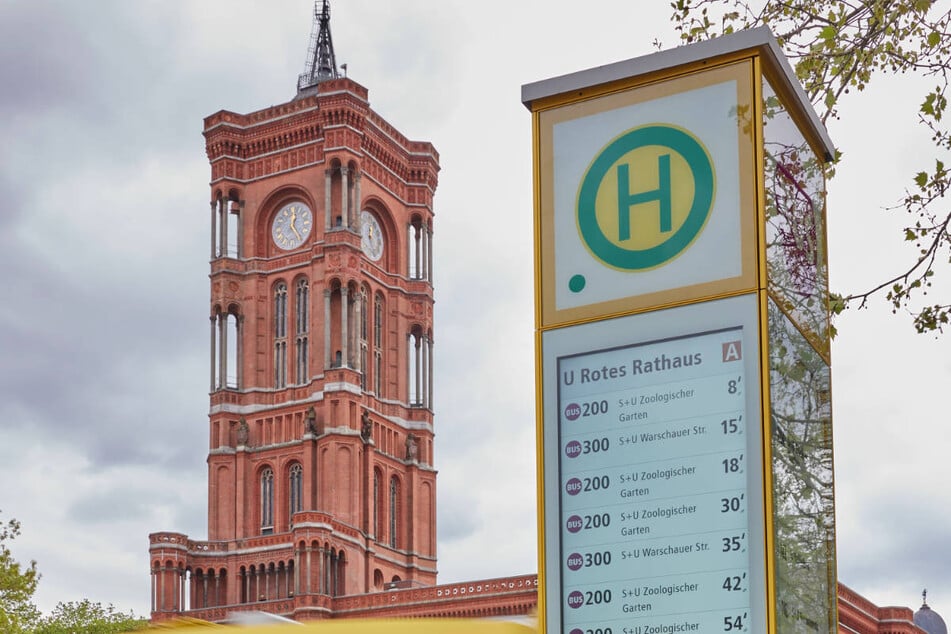 An einer Haltestelle nahe dem Roten Rathaus soll am Dienstag ein verdächtiger Gegenstand platziert worden sein. (Archivfoto)