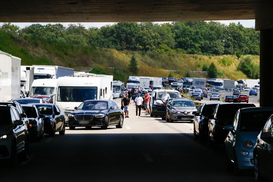 Lange Gesichter bei sengender Hitze: Auf der A8 bei Pforzheim herrschte am Montagnachmittag quälender Stillstand.