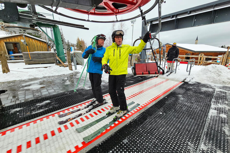 Die ersten Besucher benutzten beim Saisonauftakt der sächsischen Skigebiete den Skilift in der Skiarena Eibenstock.