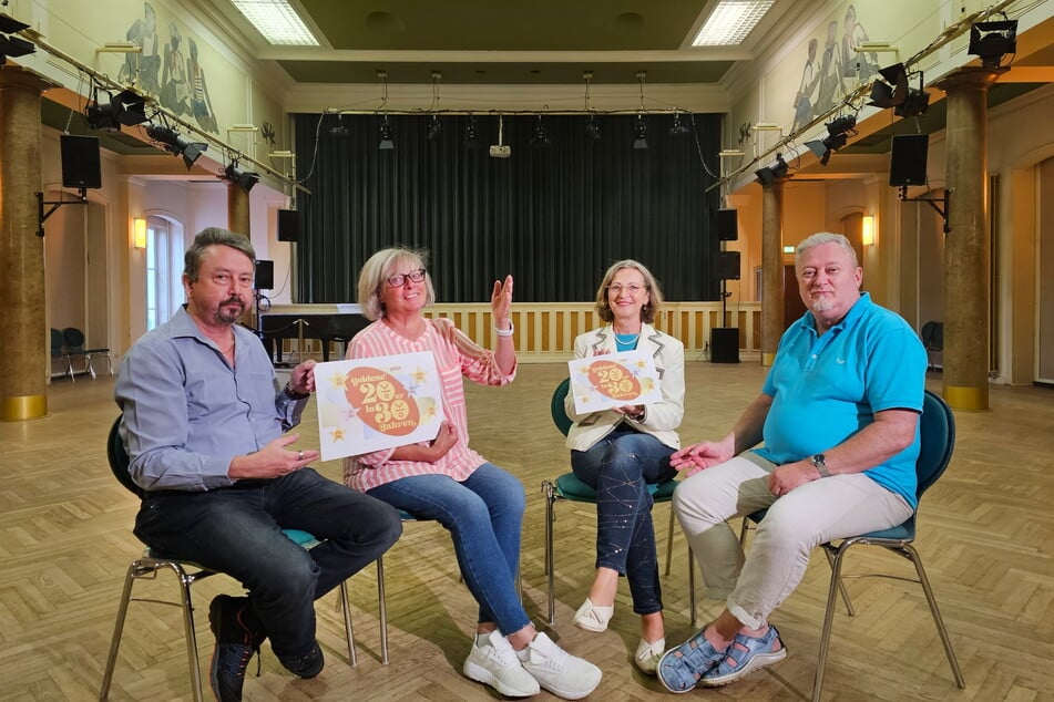 Die Macher und Organisatoren hinter dem Kraftwerk e.V.: Uwe Klötzer (55), Kerstin Wolf (63), Ute Dziuballa und Andre Gester (61, v.l.) im Großen Saal des ehemaligen Pionierhauses.