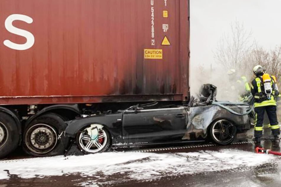 Unfall A14: Heftiger Unfall auf der A14: Audi steht in Flammen, ein Toter