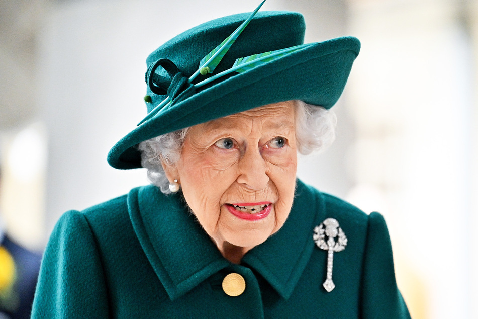 Königin Elizabeth II. (95) verlässt den Buckingham-Palast.
