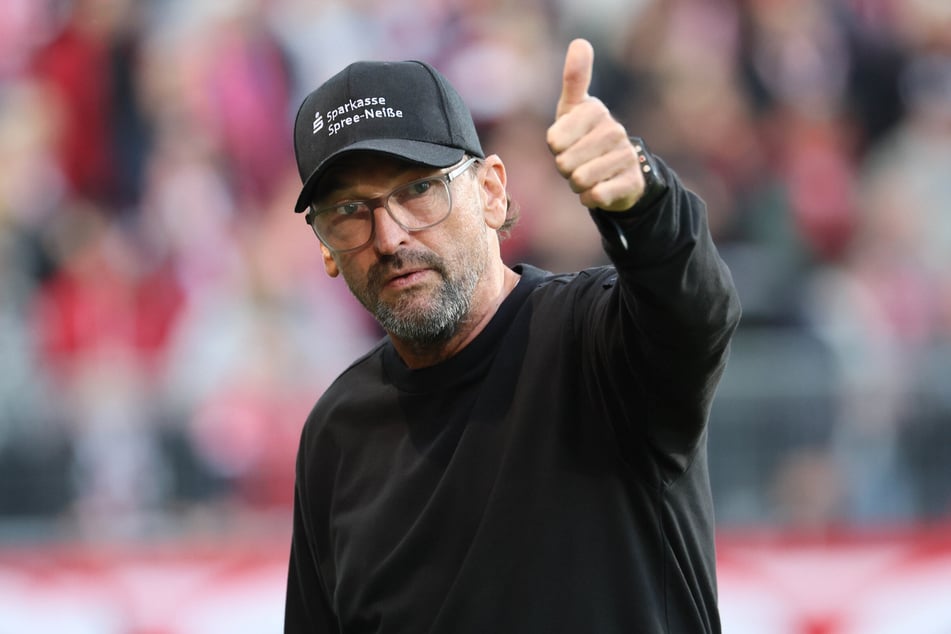 Trotz des nächsten Dreiers hält Cottbus-Coach Pele Wollitz (60) die Erwartungen klein.