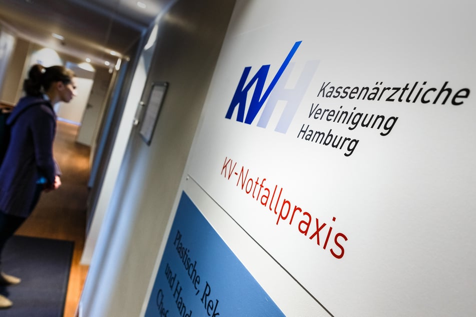 Logo und Schriftzug der Kassenärztlichen Vereinigung Hamburg sind am Eingang einer Notfallpraxis zu sehen.