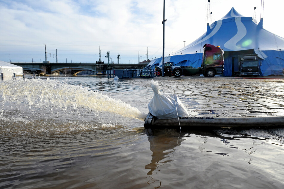 Wetter-Extreme nehmen zu: Das Elbe-Hochwasser im vergangenen Dezember bedrohte auch den Weihnachts-Circus.