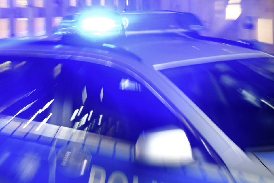 Nachdem der Mann in Niederrad gegen eine Verkehrsinsel gekracht war, legte er sich auch noch mit den Polizisten an. (Symbolbild)