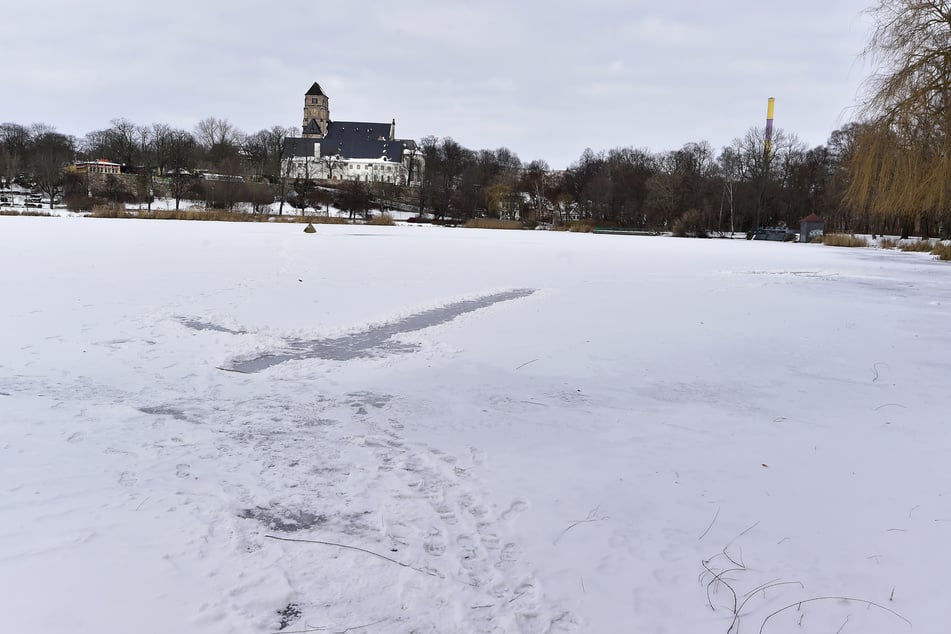 Der Schloßteich ist mittlerweile zugefroren.