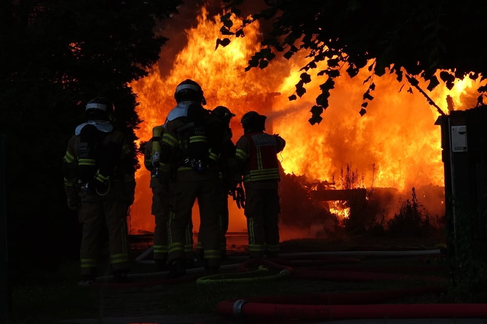 Flammeninferno in Garage: Gasflaschen im Inneren führen zur Explosion