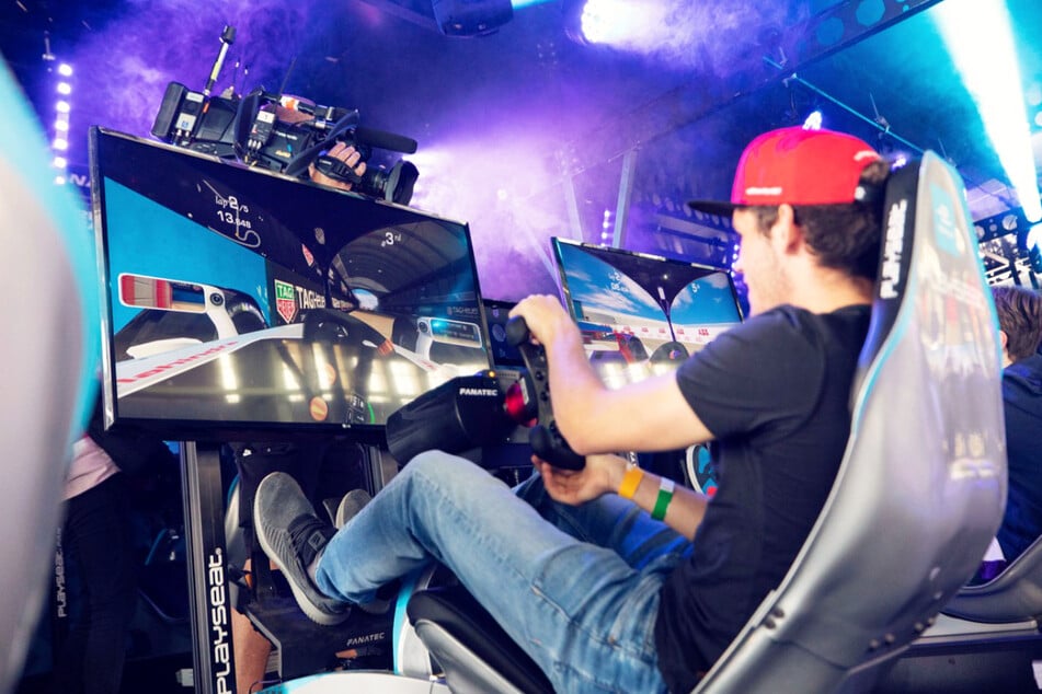 In der Gaming-Arena könnt Ihr Euch selbst als Fahrer beweisen und die Berliner Rennstrecke an einem der Simulatoren selbst erleben.