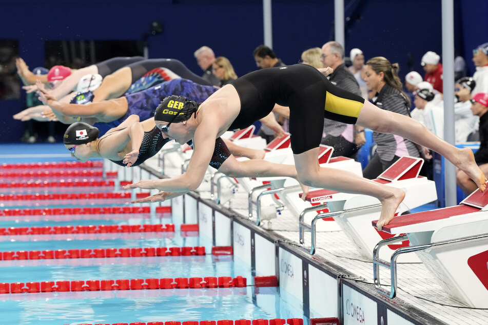 Die deutsche Staffel um Isabel Gose (22, v.) blieb unter ihren Möglichkeiten zurück - auch, weil die Bronzegewinnerin noch völlig ausgepumpt vom Vorabend war.