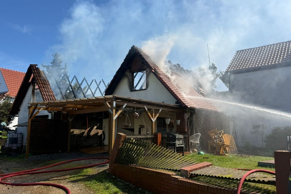 Ausgegangen waren die Flammen laut Anwohnern von einem Carport.