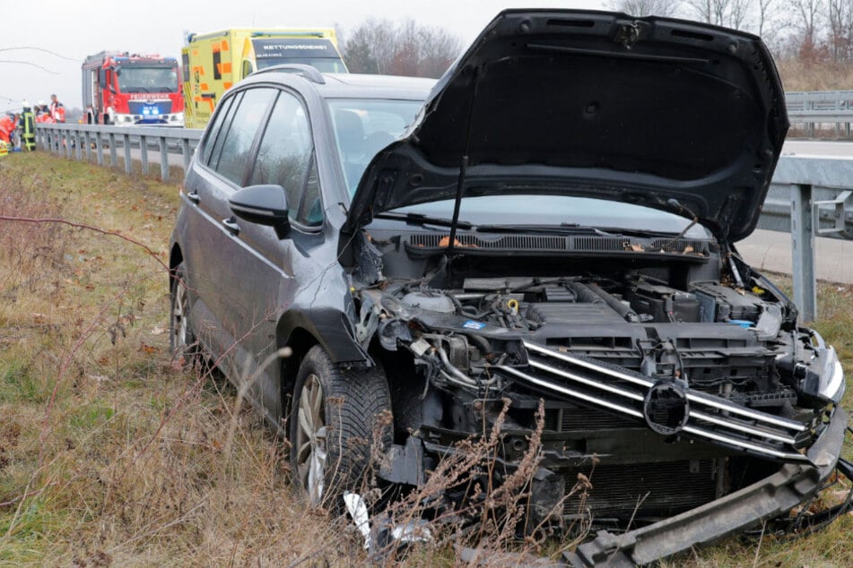 Unfall A4: Unfall auf A4 bei Chemnitz: VW verpasst Einfahrt und brettert über Grünstreifen