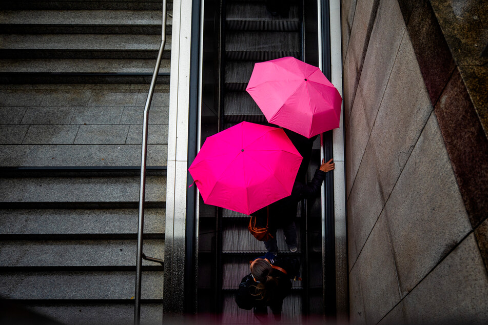 Viele Baden-Württemberger sind ihre Regenschirme auch am Donnerstag noch nicht los.