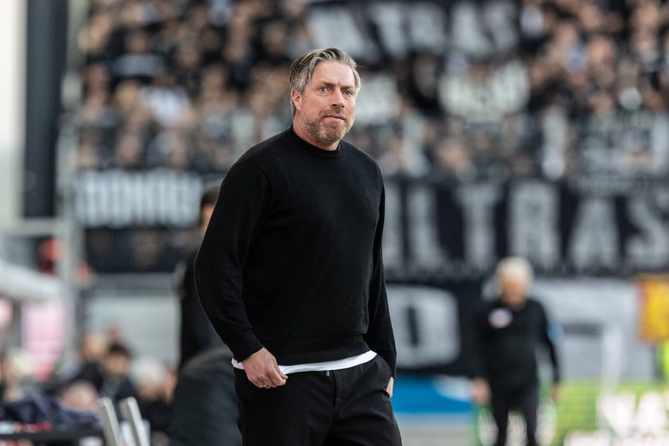 Michael Wimmer (45) gibt mitten in der Saison seinen Cheftrainer-Posten auf, um eine Liga Co-Trainer höher zu werden.