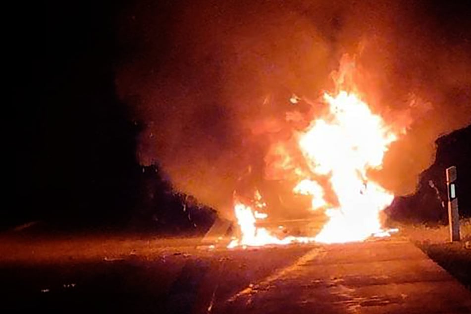 Unfall A9: Flammen schießen in die Höhe! Mercedes auf A9 in Thüringen komplett abgefackelt