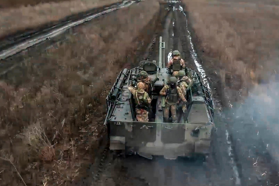 Die russische Armee hat eigenen Angaben zufolge einen weiteren Ort in der Ukraine eingenommen.